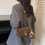 Damen Schultertasche mit dekorativem Anhänger und luxuriösem Kettenriemen