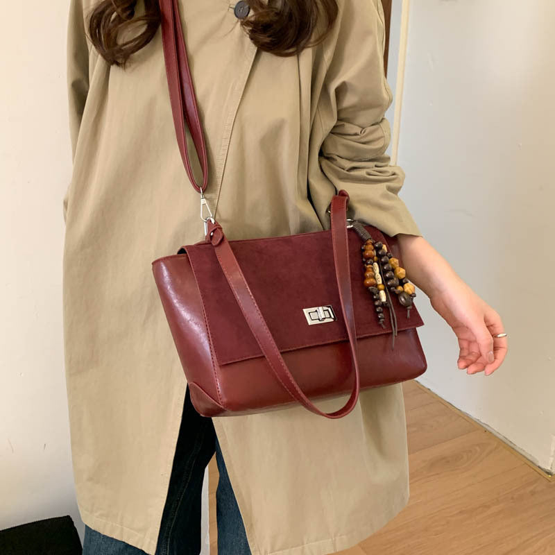 Damen elegante Schultertasche aus hochwertigem Kunstleder mit verspieltem Charme