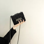 Damen Clutch mit eleganter Steppung und feinem Kettenriemen