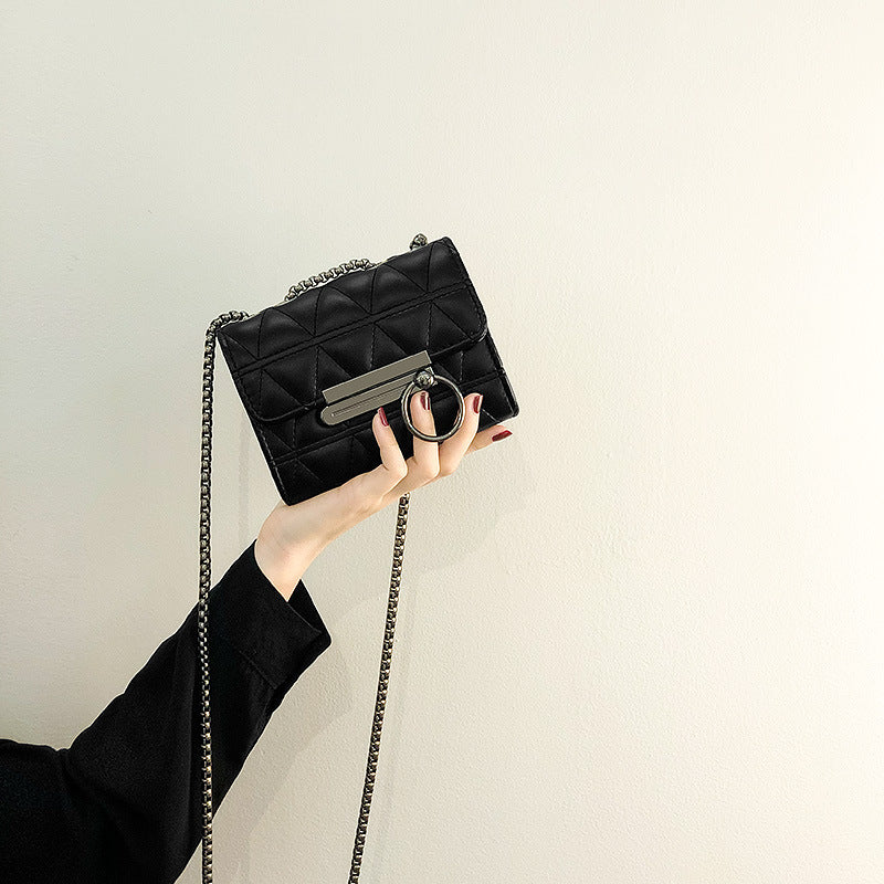 Damen Clutch mit eleganter Steppung und feinem Kettenriemen