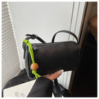 Damen Schultertasche aus hochwertigem synthetischem Leder mit buntem Kordelzug