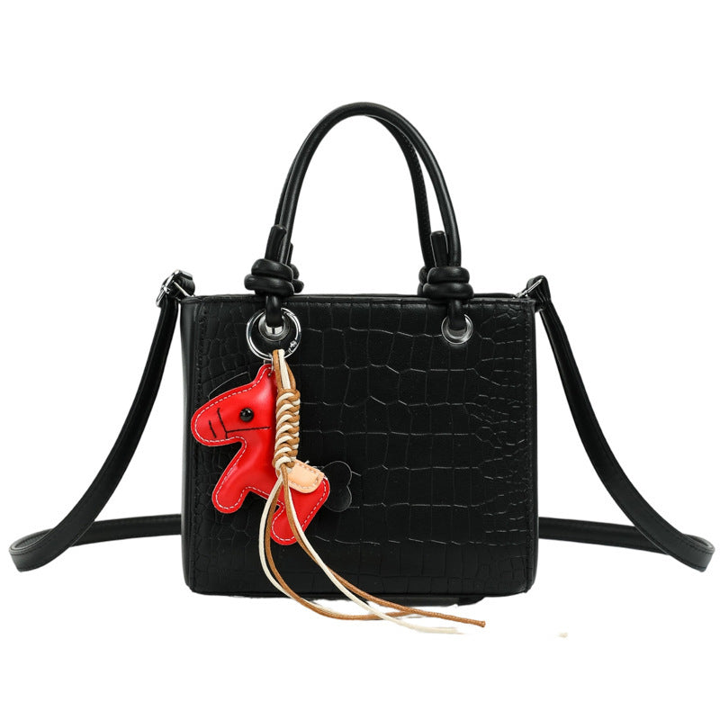 Damen Mini Tasche mit Tieranhänger und modernem Krokodileffekt