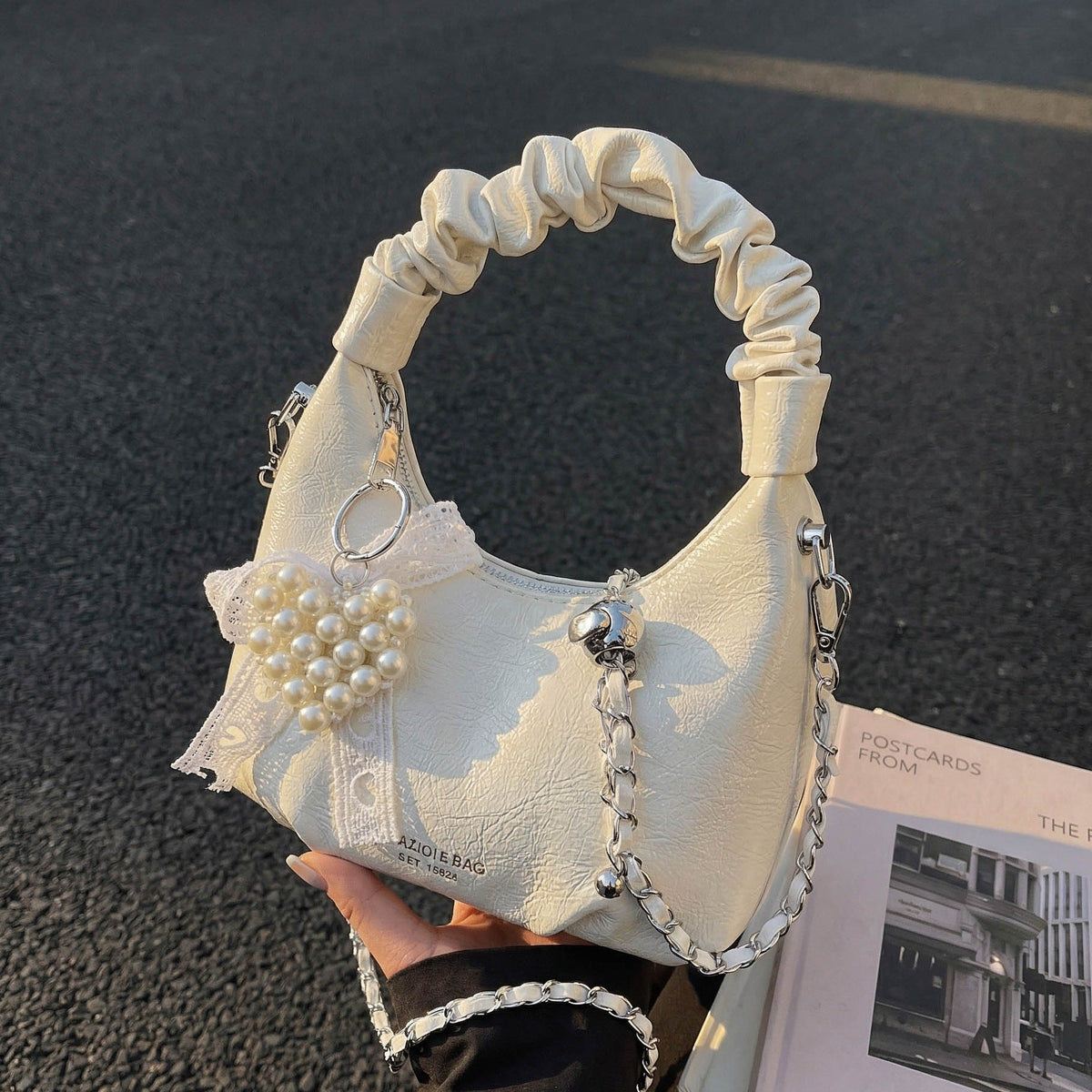 Damen Mini-Handtasche mit voluminösem Rüschendesign und trendigen Charms
