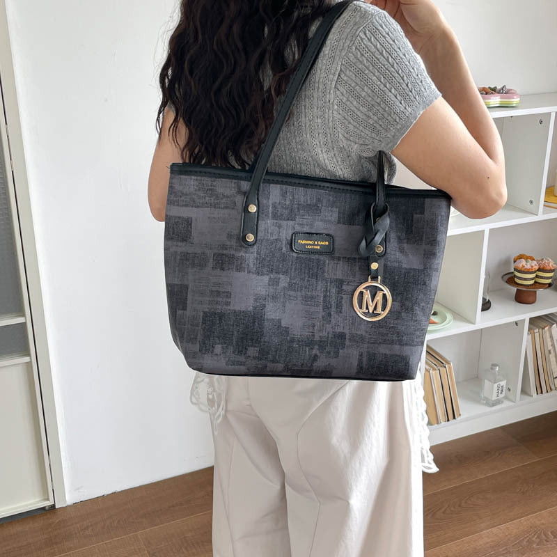 Damentasche mit stylischem Design, strukturiertem Muster und eleganten Details