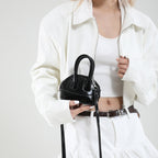 Damen Mini-Handtasche mit eleganter glänzender Oberfläche und abnehmbarem Schultergurt