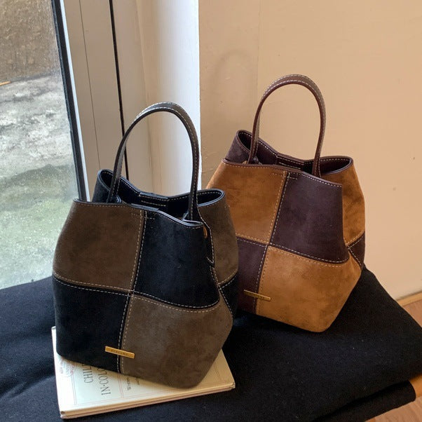 Damen Mini-Hobo-Tasche aus hochwertigem Wildleder mit dekorativen Nähten