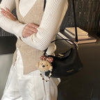 Damen Schultertasche mit dekorativem Anhänger