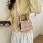 Damen Mini-Handtasche mit eleganter Struktur und goldenen Akzenten