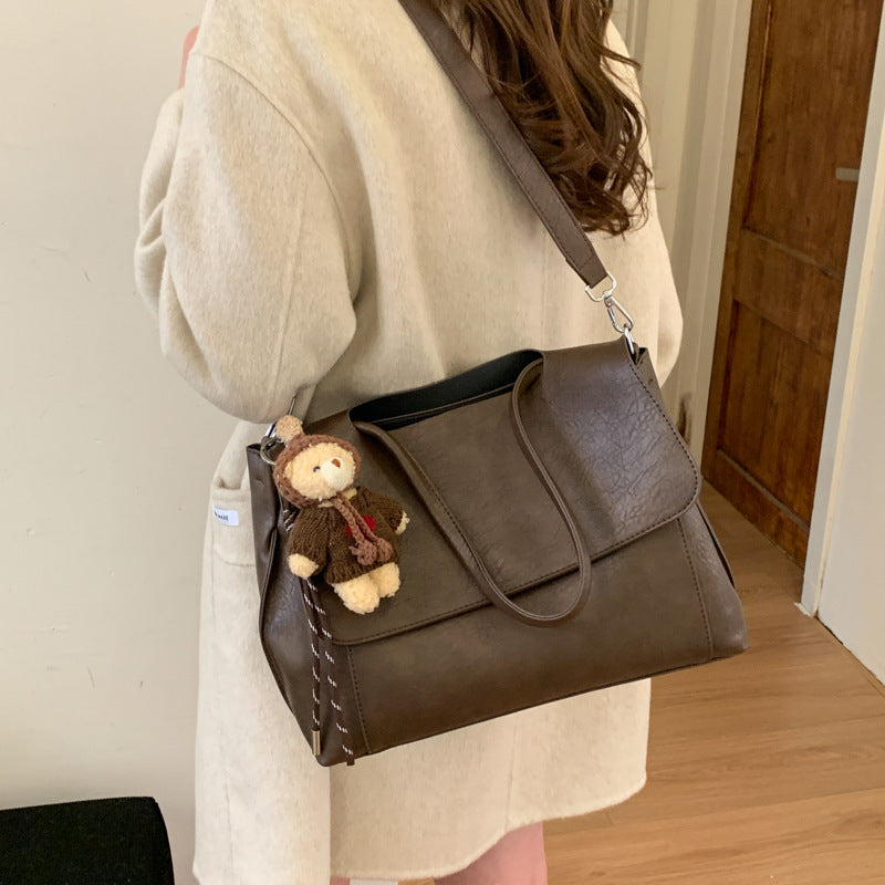Damen modische Schultertasche mit charmantem Anhänger