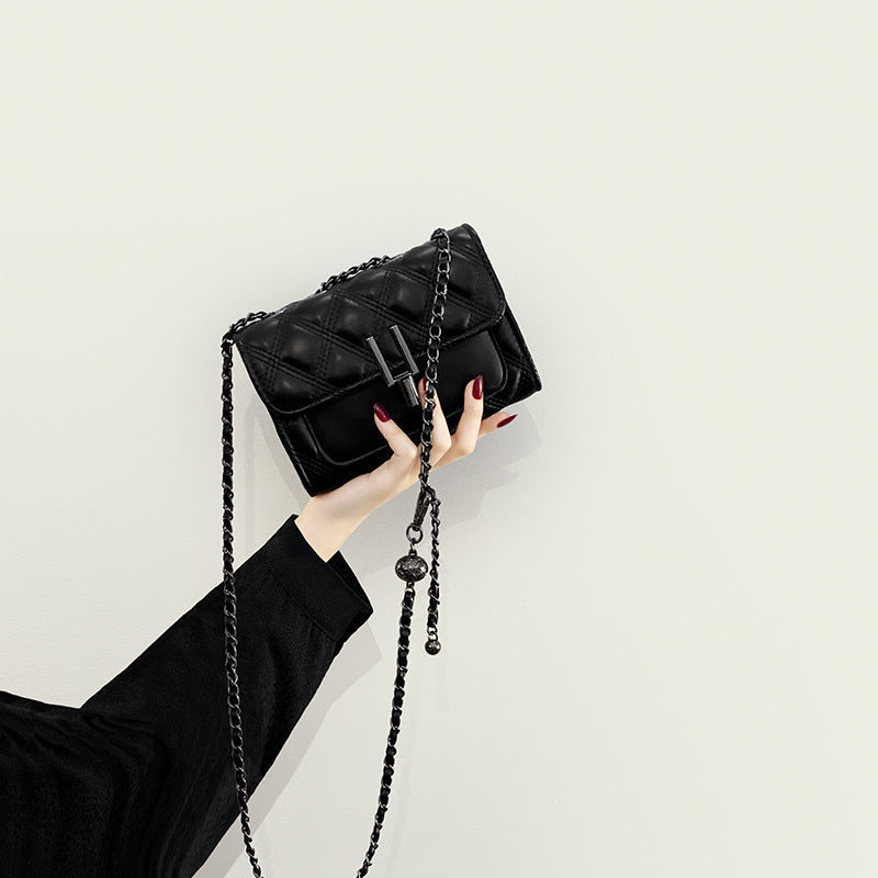 Damen Mini-Clutch mit elegantem Kettenriemen und luxuriösem gesteppetem Muster