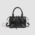 Damen Mini-Handtasche mit dekorativen Metallakzenten und abnehmbarem Schulterriemen
