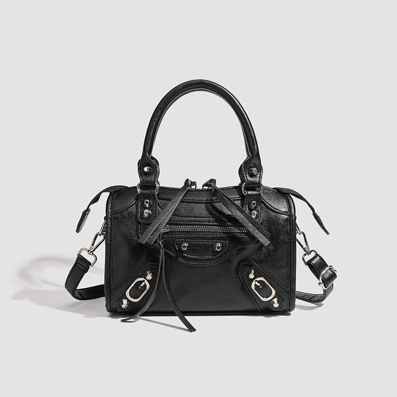 Damen Mini-Handtasche mit dekorativen Metallakzenten und abnehmbarem Schulterriemen