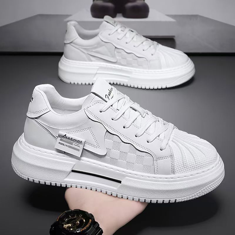 Moderne Plattform-Sneaker für Frauen mit einem modernen Karomuster und bequemer Polsterung