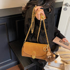 Damen Schultertasche mit dekorativem Anhänger und luxuriösem Kettenriemen