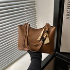 Damen elegante Tote-Bag mit feinem Tragegurt und modischen Accessoires