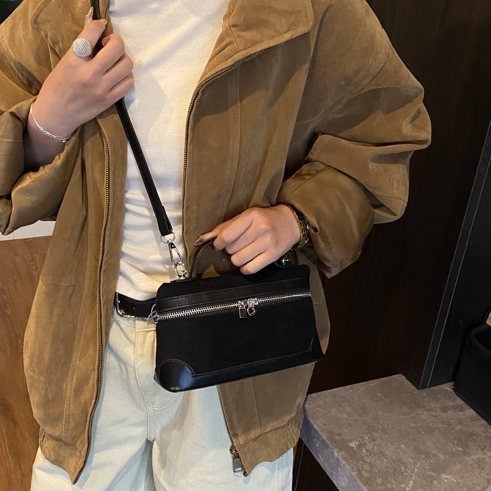 Damen Schultertasche aus weichem Wildleder mit praktischen Fächern
