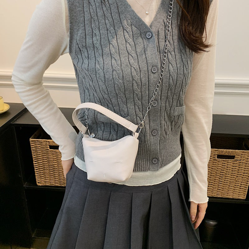 Damen Mini-Handtasche mit glänzender Kette und strukturiertem Obermaterial