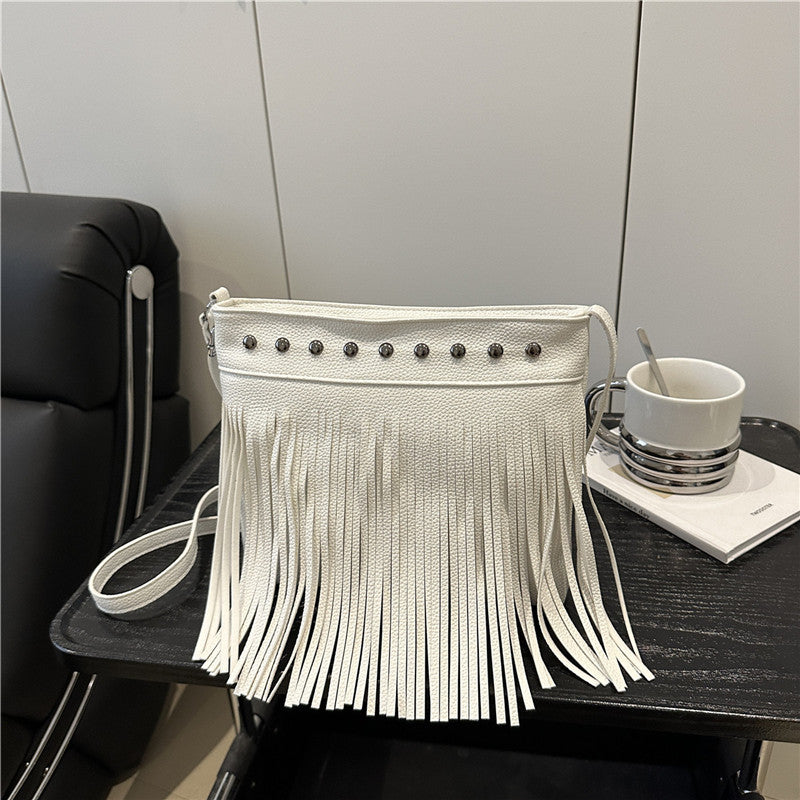 Damen Schultertasche mit Fransen und Nieten