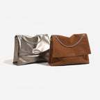 Frauen Clutch aus glänzendem synthetischem Leder mit dekorativem Kettenriemen