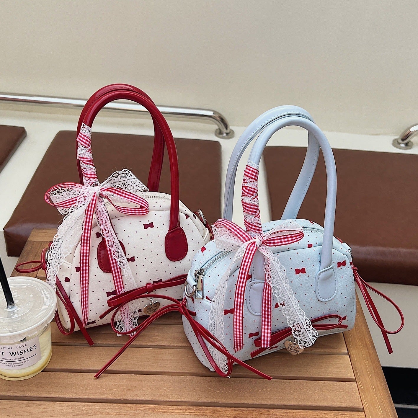 Damen Mini-Tasche mit verspieltem Design und charmanten Details