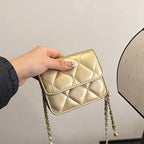 Damen Mini Umhängetasche mit glänzender Kette und charmantem Anhänger