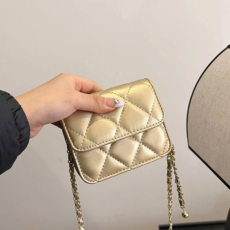 Damen Mini Umhängetasche mit glänzender Kette und charmantem Anhänger