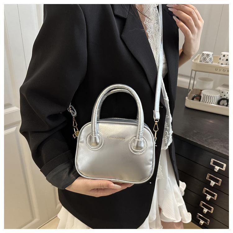 Modische Damenhandtasche mit eleganten Zuggriffen und abnehmbarem Schultergurt