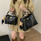 Damen Schultertasche mit elegantem Kettenakzent und süßem Anhänger