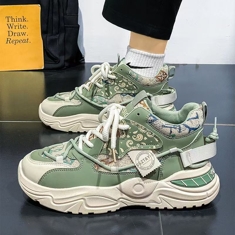 Dicke Sportschuhe für Frauen mit einem robusten Design und rutschfester Sohle