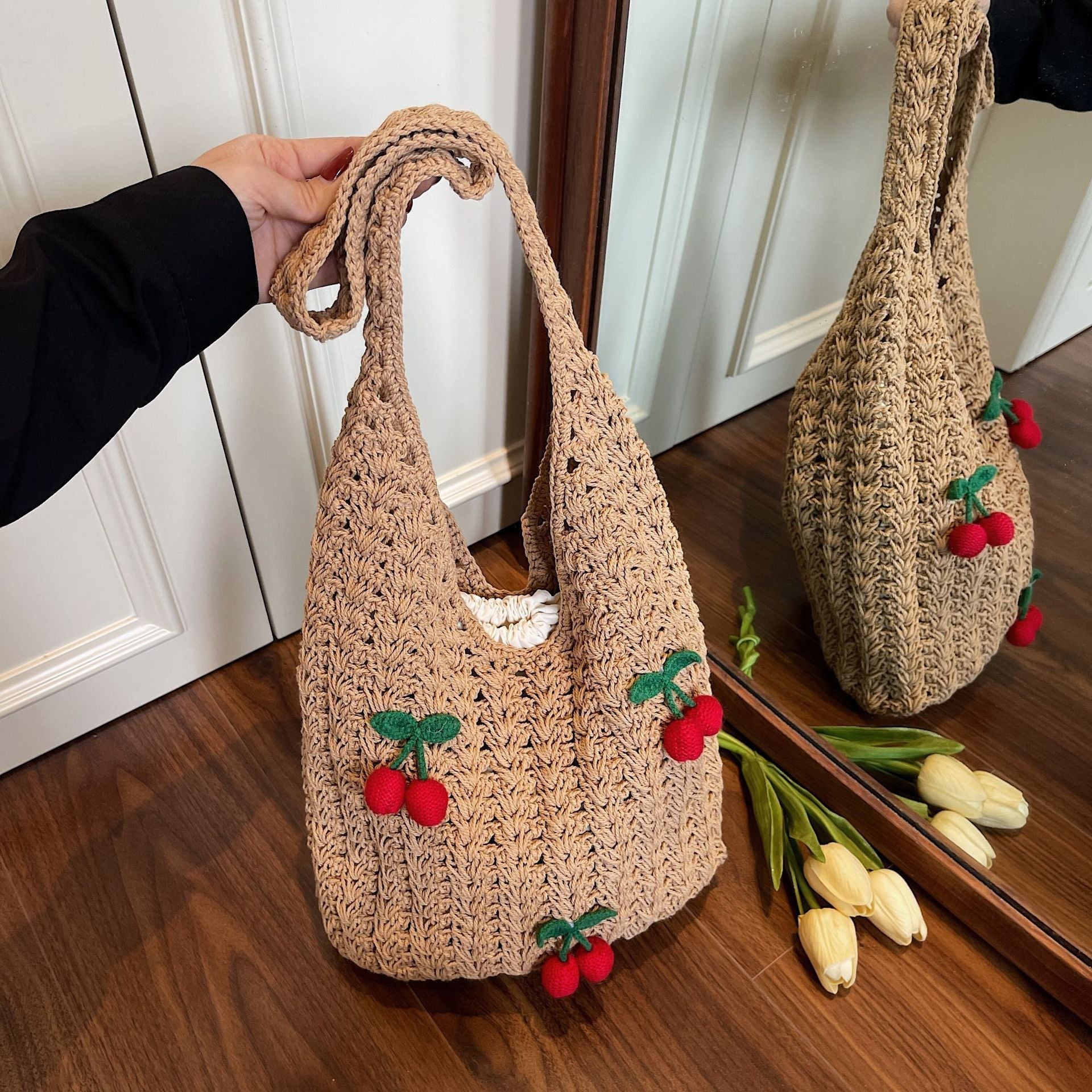Frauen Handmade Schultertasche mit verspielten Fruchtapplikationen