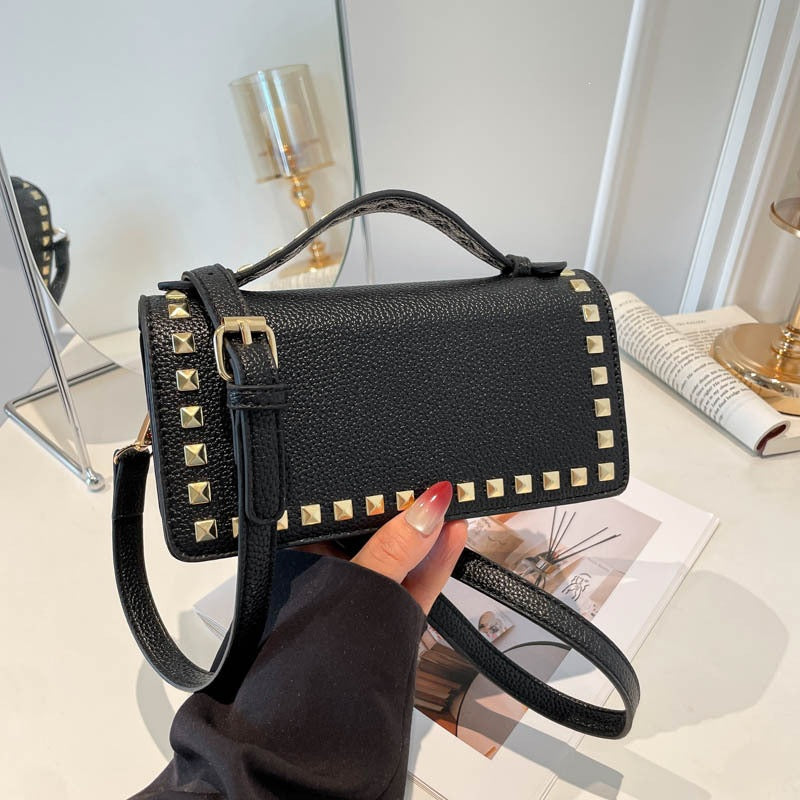 Damen Mini-Handtasche mit funkelndem Obermaterial und goldenen Nieten