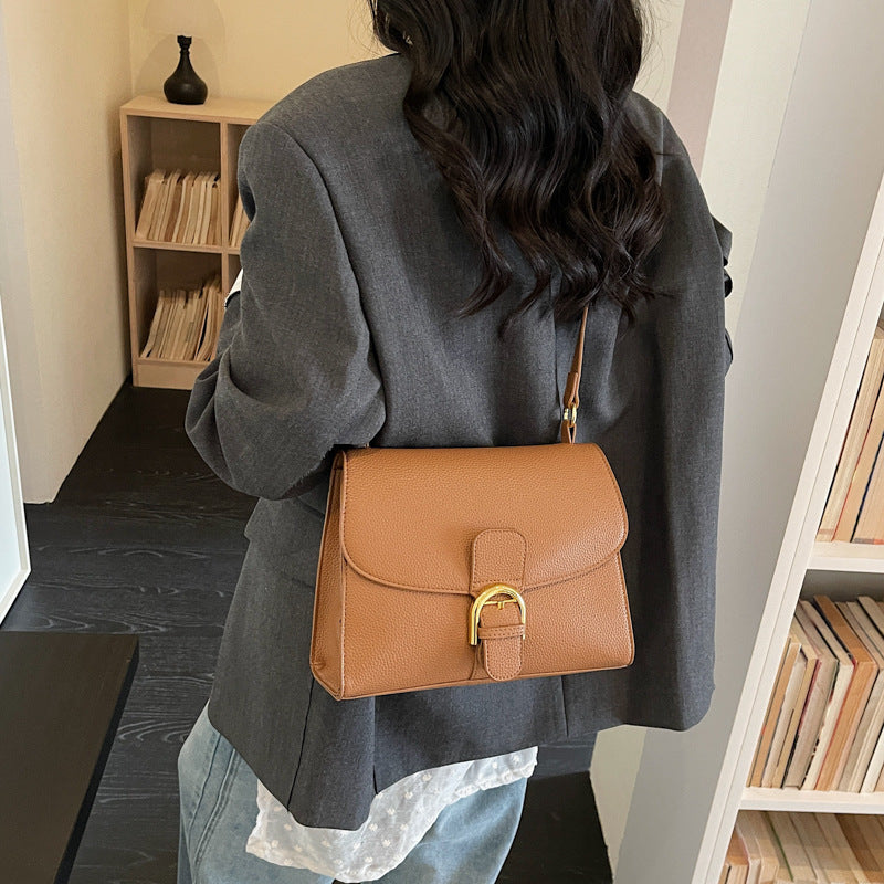 Damen Schultertasche mit elegantem Klappverschluss und dekorativem Metallakzent