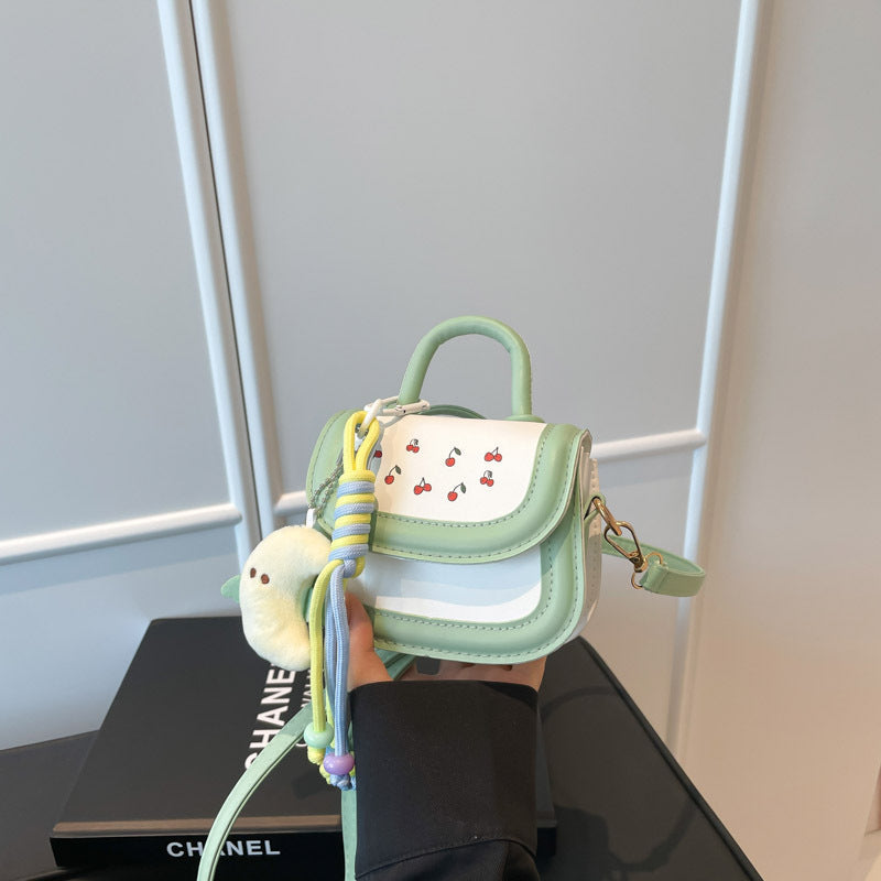 Damen Mini-Handtasche mit fröhlichem Kirschdesign und charmanten Anhängern