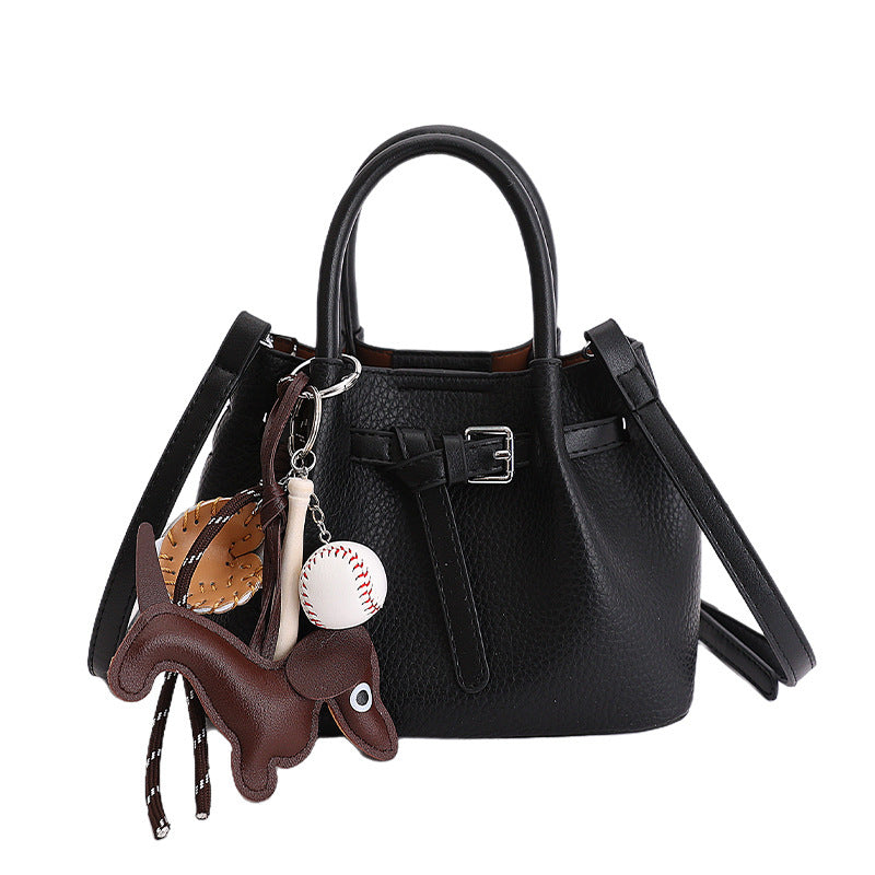 Frauen Designer Bucket Bag mit verspieltem Tier-Charm
