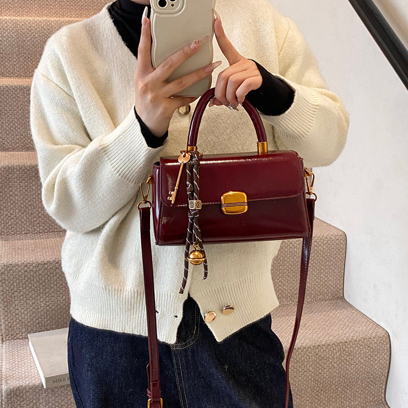 Damen elegante Handtasche mit goldenen Akzenten