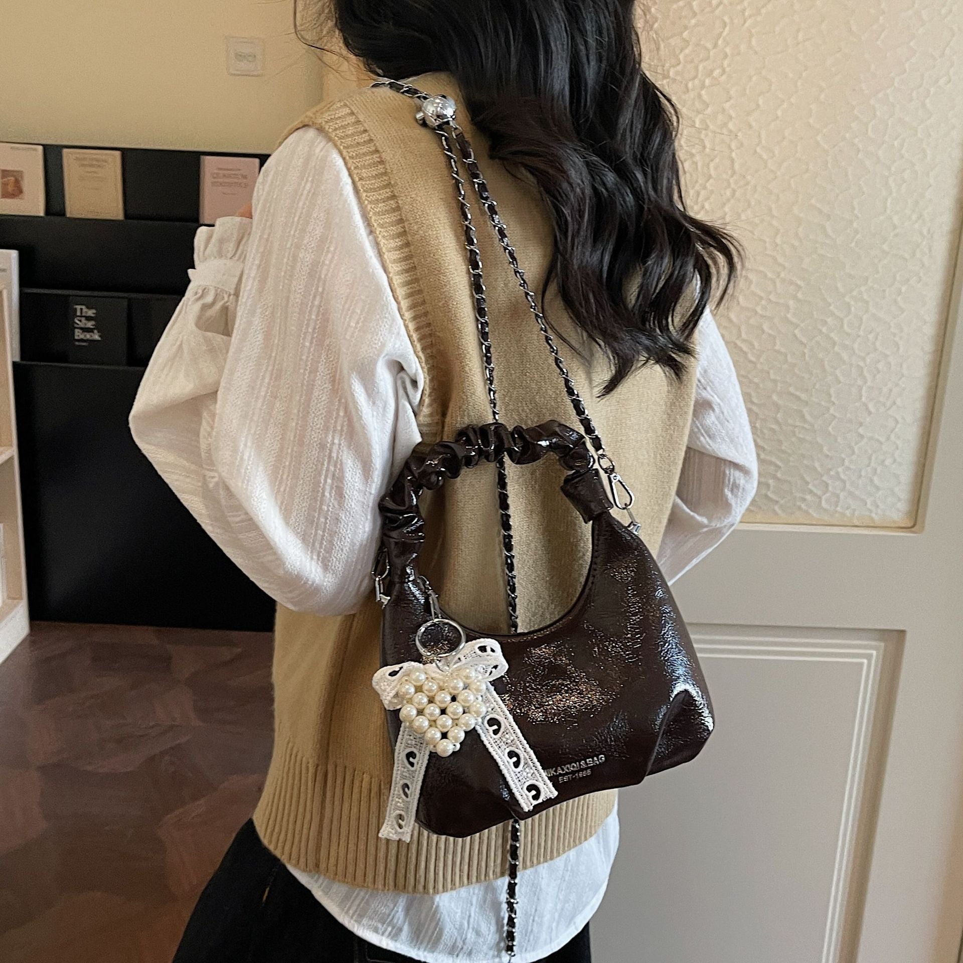 Damen Mini-Handtasche mit voluminösem Rüschendesign und trendigen Charms