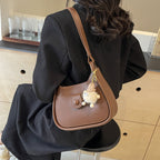 Damen Schultertasche aus hochwertigem Kunstleder mit verspieltem Charme