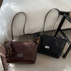 Damen elegante Schultertasche aus hochwertigem Kunstleder mit verspieltem Charme