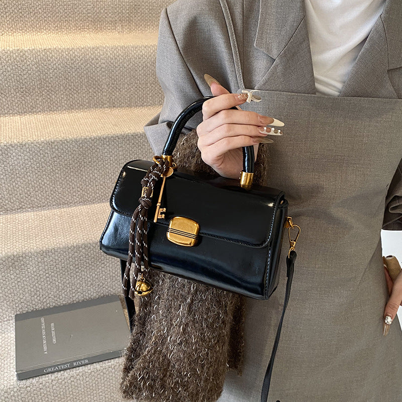 Damen elegante Handtasche mit goldenen Akzenten