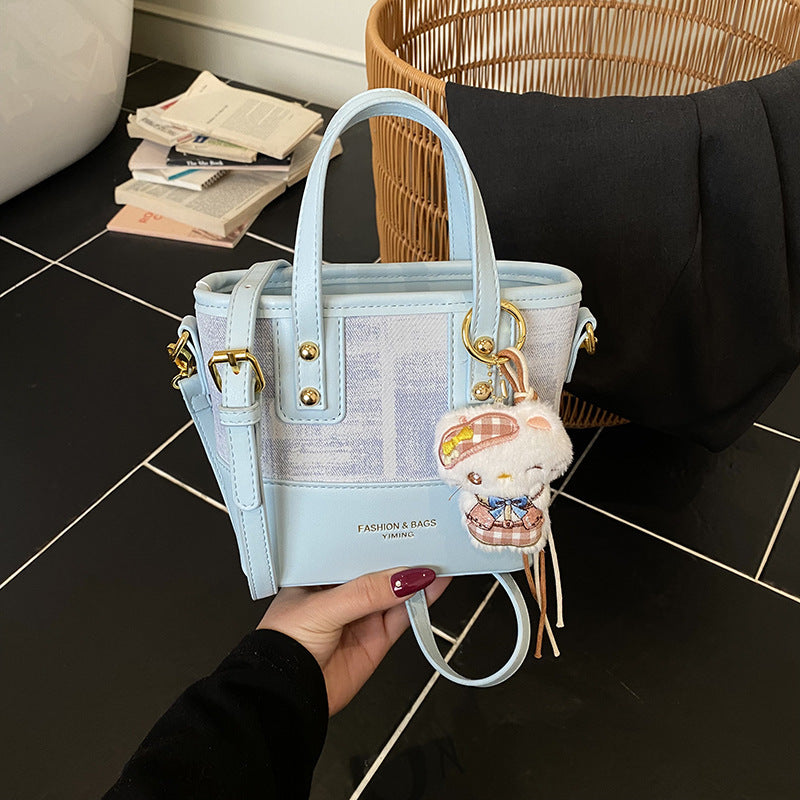 Damen Mini Schultertasche mit süßem Anhänger