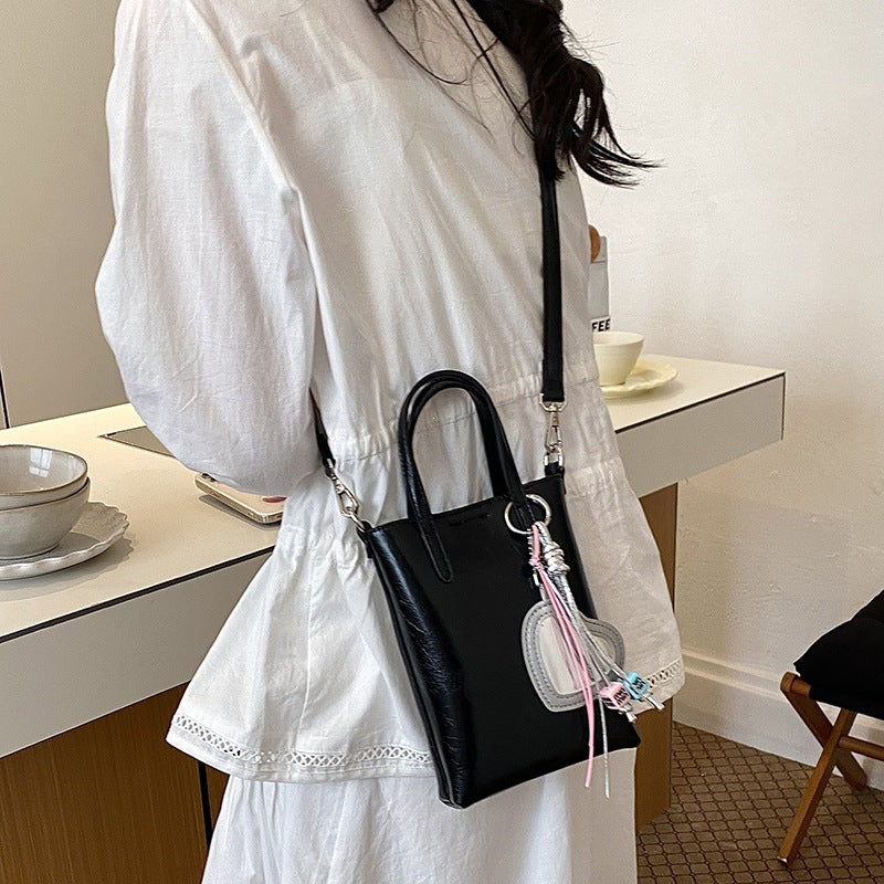 Damen Mini-Handtasche mit elegantem Anhänger