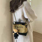 Damen Schultertasche mit elegantem Kettenakzent und süßem Anhänger
