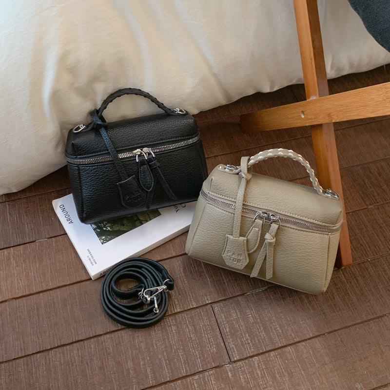 Damen Mini-Handtasche mit feinen dekorativen Nähten und abnehmbarem Schultergurt