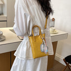 Damen Mini-Handtasche mit elegantem Anhänger