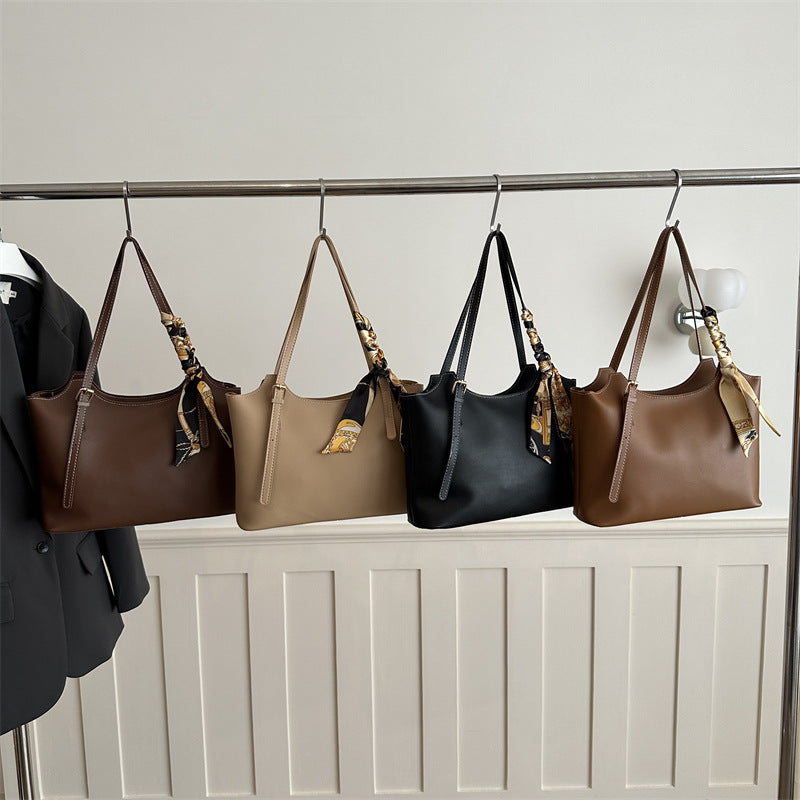 Damen elegante Tote-Bag mit feinem Tragegurt und modischen Accessoires