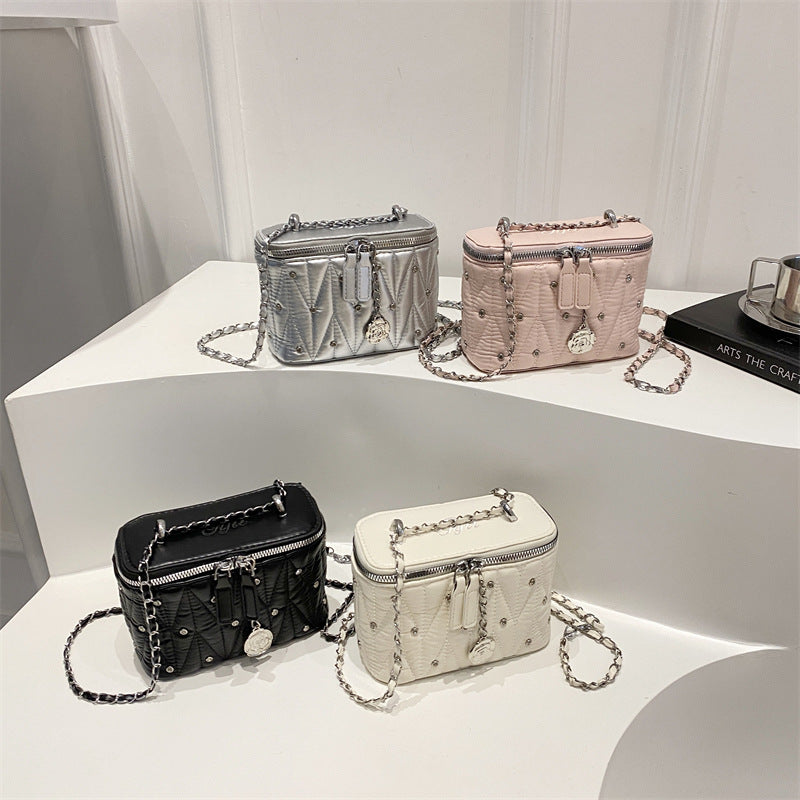 Damen Mini-Handtasche mit eleganter Steppung und Kettenanhänger
