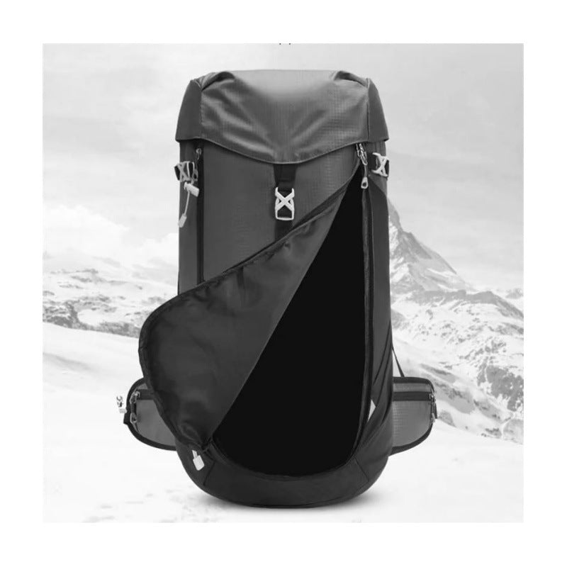 Outdoor-Rucksack mit wasserdichtem Material und vielen praktischen Fächern