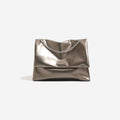 Frauen Clutch aus glänzendem synthetischem Leder mit dekorativem Kettenriemen