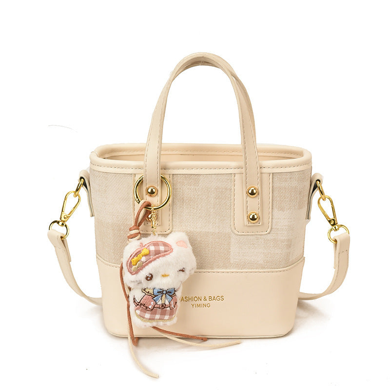 Damen Mini Schultertasche mit süßem Anhänger