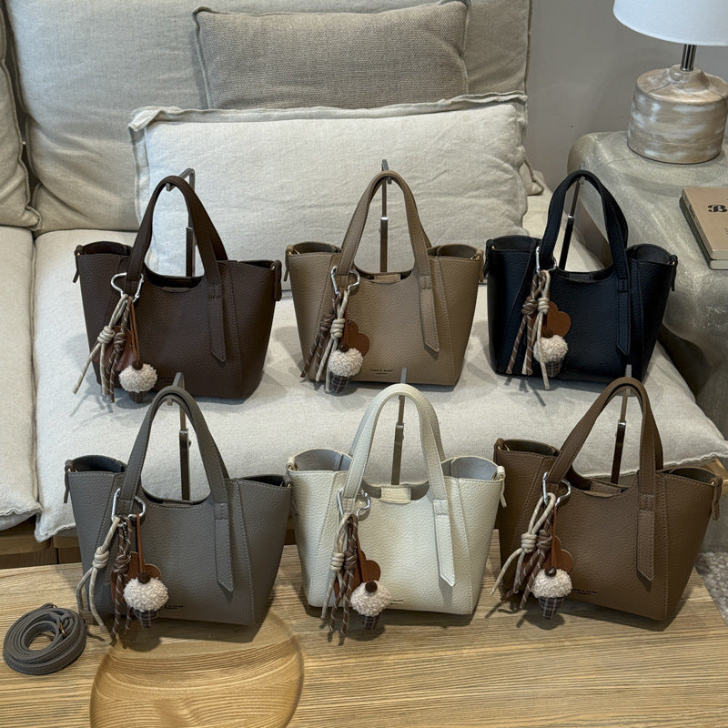 Damen Mini-Handtasche in elegantem Design mit charmantem Anhänger